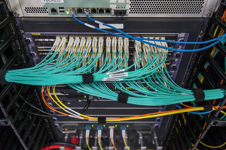 計算機電纜在動漫設計中的視覺應用與素材獲取